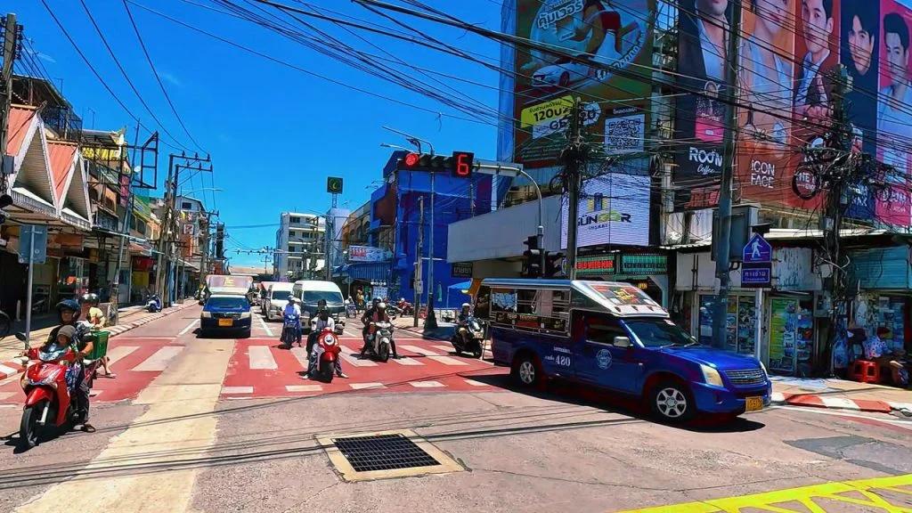 The intersection of Pattaya Sai Song Road and South Pattaya Road. Traffic comes from the sea and the famous Walking Street.