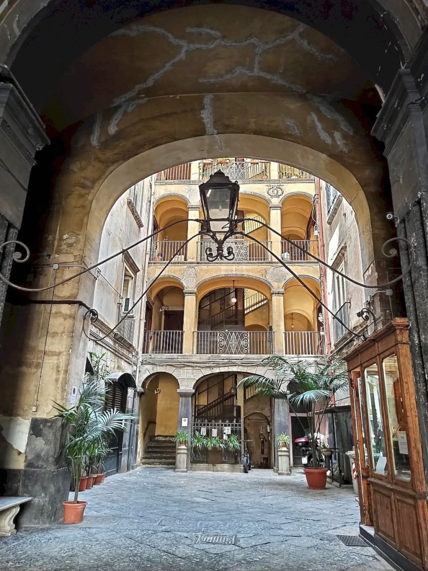 arches in Naples alleys