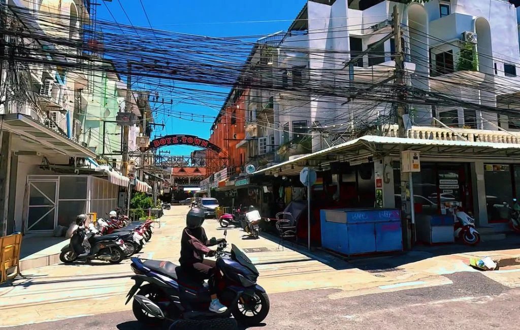 Not far from that intersection on Sai Song Road in Pattaya is Boyz Town. There is absolutely no one there during the day. There is much more information on the Internet about what this place looks like in the evening and at night. 🙂