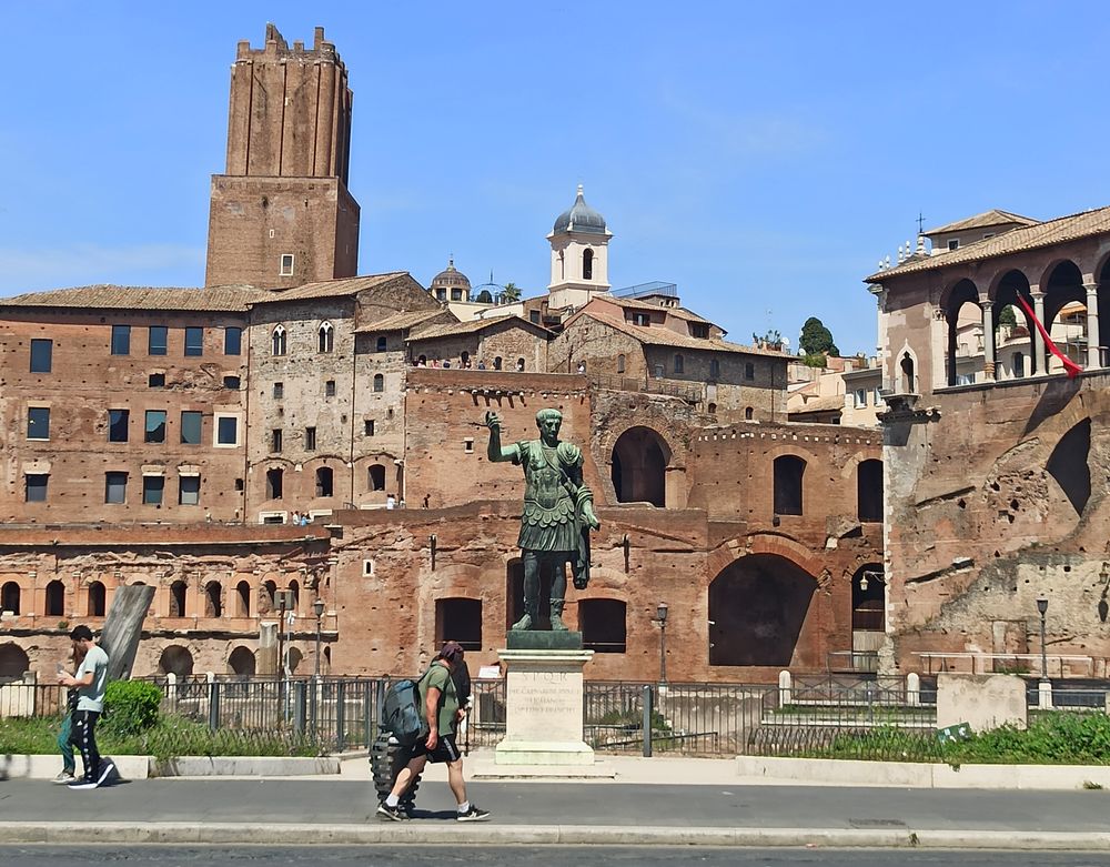 Julius Caesar Statue, 00186 Roma RM, Italy