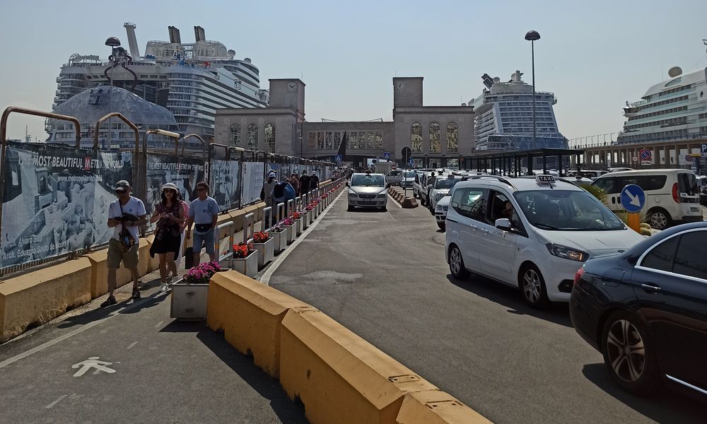 cruise ships in Naples port